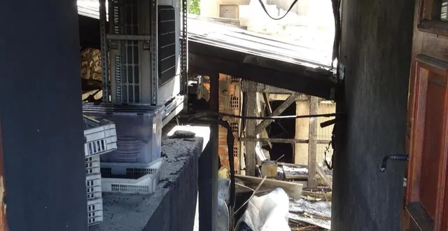 photo  angers, restaurant belle rive, promenade de reculée, samedi 13 août 2022. le feu aurait débuté dans l’arrière-cuisine de l’établissement avant de s’étendre.  &copy;  photo co – michaël klawinski 