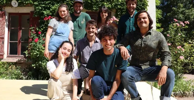 photo  les huit artistes de la compagnie les assoiffés d’azur sont en résidence, depuis le 1er août 2022, à clermont-créans. ils se préparent pour la quatrième édition de leur festival de théâtre.  &copy;  ouest-france 