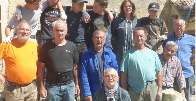 photo  des jeunes, invités par l’association cap jeunes, dont trois alsaciens, ont participé avec des bénévoles à un chantier de rénovation, au manoir de verdigné. ils ont été enchantés de travailler avec des matériaux traditionnels dont la paille et la chaux. pour certains, ce fut une véritable découverte du travail de nos anciens. ils étaient hébergés au gîte du grand harrier, appartenant aux propriétaires du manoir.  &copy;  ouest-france 