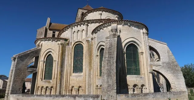 photo  l’abbatiale de saint-jouin-de-marnes s’ouvre à la curiosité des touristes  &copy;  archives co 
