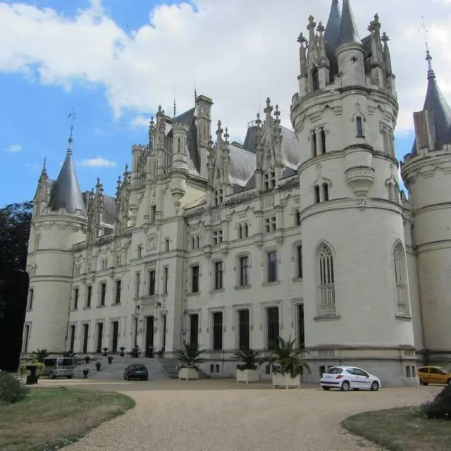 photo aujourd'hui, près de 175 ans après sa naissance, au centre du village, le château de challain est le théâtre de réception de somptueux mariages.  ©  ouest-france