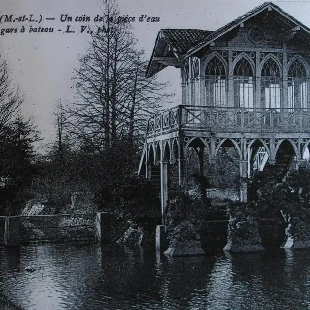 photo au bord de l'orangerie, un pavillon en bois servant de salon de thé, et son embarcadère, existait jusque dans les années 1960. il reposait sur l'eau de l'étang du château.  ©  carte postale collection particulière