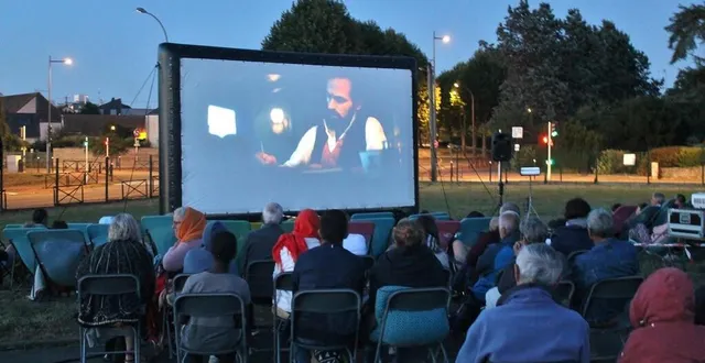 photo  la projection du film « eiffel », avec romain duris dans le quartier du pré, le vendredi 5 août 2022.  &copy;  archive ouest-france 