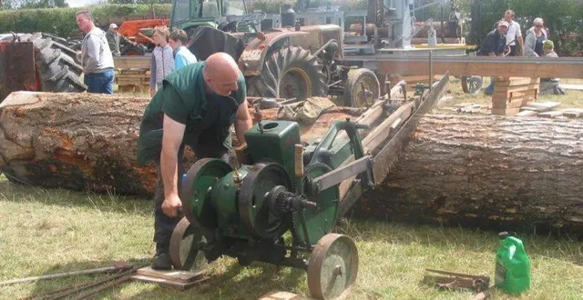 photo  démonstration de sciage de bois.  &copy;  archives ouest-france 