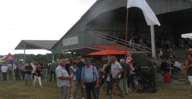photo  près de 700 personnes sur l’hippodrome.  &copy;  ouest-france 