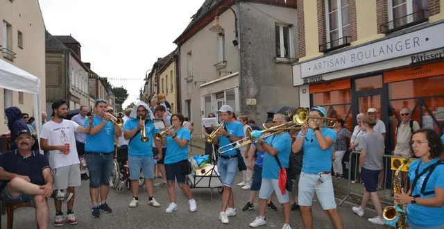 photo  dimanche, les boudingues ont mis de l’ambiance dans le bourg.  &copy;  ouest-france 