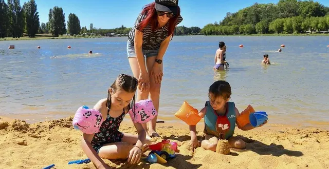 photo  la baignade est surveillée tous les jours sauf le mercredi.  &copy;  le maine libre – yvon loue 
