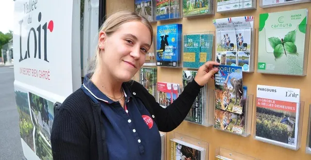 photo  trois jours par semaine, fanny fait la tournée des villages de la vallée du loir pour apporter les infos de l’office aux touristes mais aussi aux locaux.  &copy;  le maine libre 