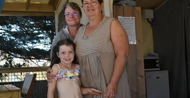 photo  sylvie, lilly et nathalie, habituées de la tente, ont opté pour l’écolodge au camping eléovic de préfailles (loire-atlantique).  &copy;  ouest-france 
