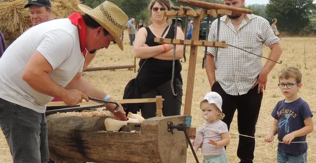 photo  le sabotier au travail devant de jeunes visiteurs intrigués.  &copy;  le maine libre 