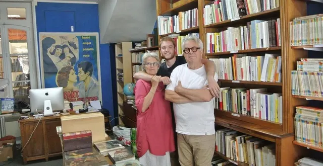 photo  pascale chassang et frédéric mignon avec oscar leur fils au milieu des livres de la librairie sans nom, rue barbier.  &copy;  ouest-france 