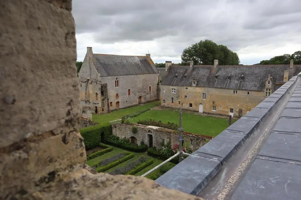LonguessurMer. L’histoire de famille de l’abbaye SainteMarie Caen