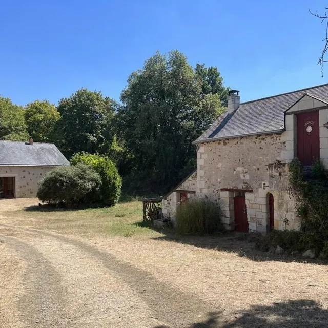 photo la maison commune des touristes comporte deux toilettes sèches.  ©  marion dorison
