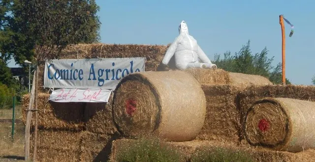 photo  de petits clins d’œil, comme ici un magnifique tracteur de bottes de paille, annoncent le comice agricole cantonal au cœur de la cité aubignanaise, les 3 et 4 septembre.  &copy;  le maine libre 