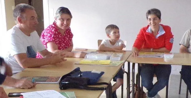 photo  le maire, vincent six (à gauche) soutient l’investissement des responsables de l’association sportive de médavy (asm), coralie et maud.  &copy;  ouest-france 