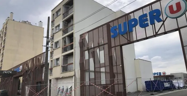 photo  le petit immeuble devant le super u de l’avenue de la libération au mans compte ses jours avant sa démolition.  &copy;  le maine libre 