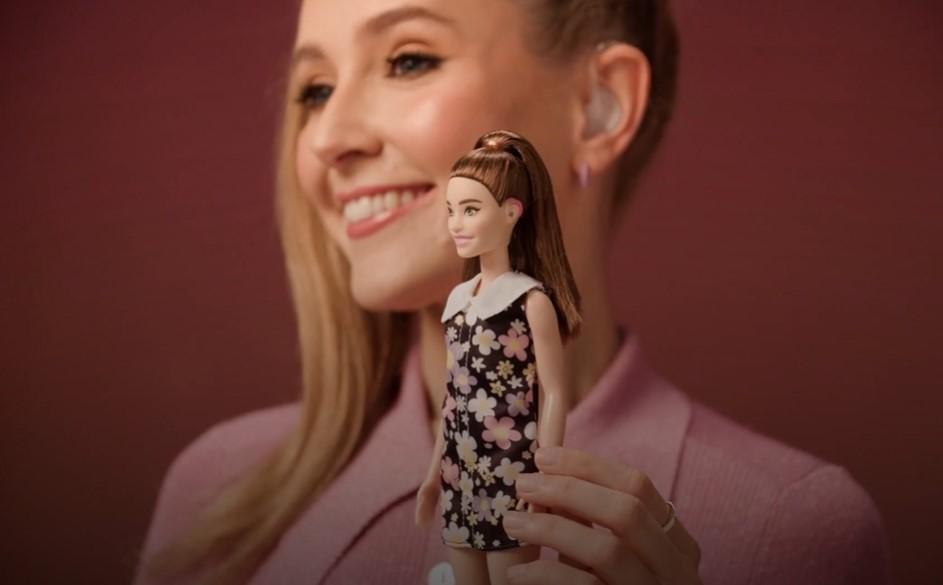 Inclusivité : Barbie dévoile sa première poupée avec des prothèses auditives