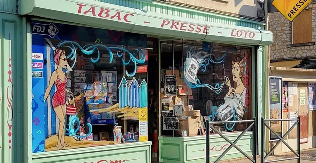 photo  la vitrine du bureau de tabac presse a retrouvé des airs du charme d’antan, le temps de l’été.  &copy;  ouest-france 