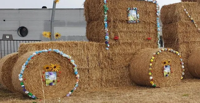 photo  deux tracteurs en paille ont pris place pour annoncer l’événement.  &copy;  ouest-france 