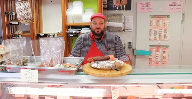 photo  fredy godefroy tient le commerce multiservice le père louis à la chapelle-d’aligné, commune de 1 700 habitants.  &copy;  ouest-france 