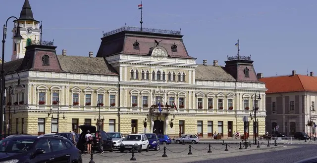 photo  l’hôtel de ville de baja se dresse sur la place de la sainte-trinité.  &copy;  cercle jumelage argentan 