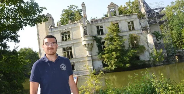 photo  les trois-moutiers, mardi 19 juillet. sullivan buton, responsable du développement du site, fait découvrir les particularités du château.  &copy;  co – carl guillet 