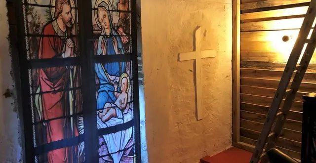 photo  des rideaux de douche illustrés de reproductions de vitraux ont été détournés en rideaux ou tentures.  &copy;  ouest-france 