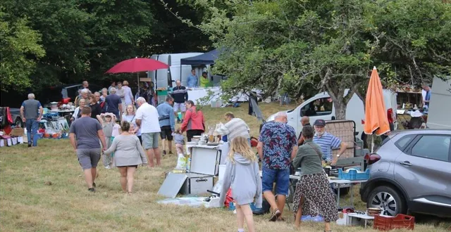 photo  exposants et visiteurs ont apprécié les ombrages des pommiers dans cet espace champêtre.  &copy;  le maine libre 