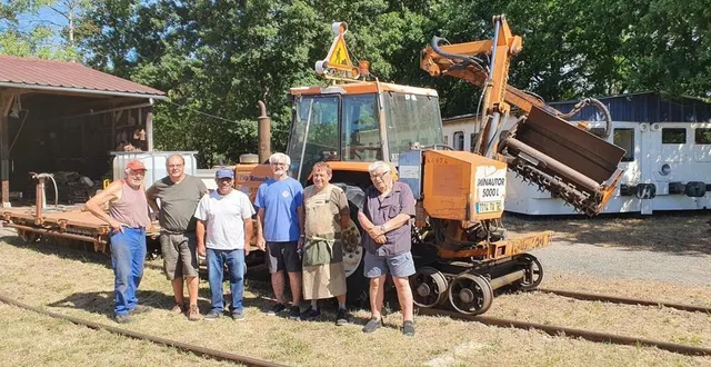 photo  prêts pour le débroussaillage avec le rotobroyeur.  &copy;  ouest-france 