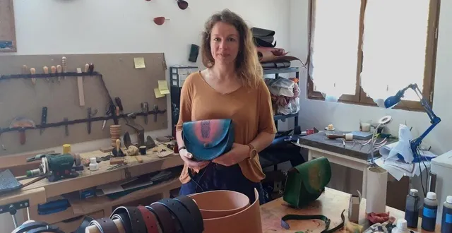 photo  la partie préférée du travail d’aurore changeon est la teinture et la création des dégradés sur le cuir.  &copy;  le maine libre 