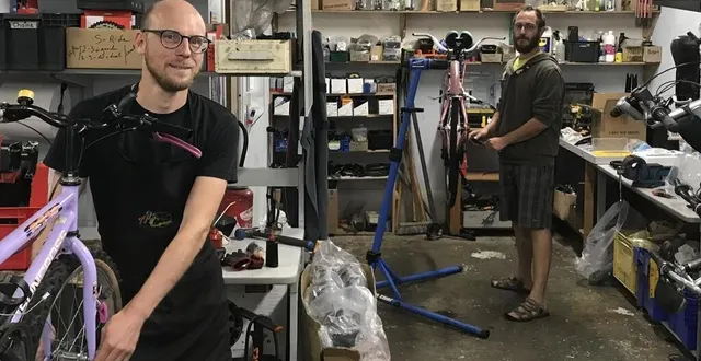 photo  stefan schmidt (premier plan) et clément majchrzak proposent des électrifications de vélos et des réparations à bréel, commune déléguée d’athis-val-de-rouvre, dans l’orne.  &copy;  ouest-france 