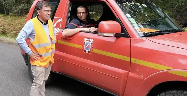 photo  le maire de baugé-en-anjou, philippe chalopin, en discussion avec des pompiers lors de la lutte contre l’incendie géant dans la forêt de pugle à clefs, commune déléguée de baugé-en-anjou.  &copy;  ville de baugé-en-anjou 