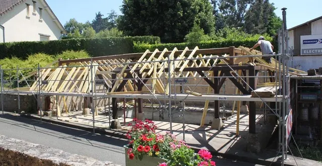 photo  durant les travaux entrepris sur le lavoir…  &copy;  le maine libre 