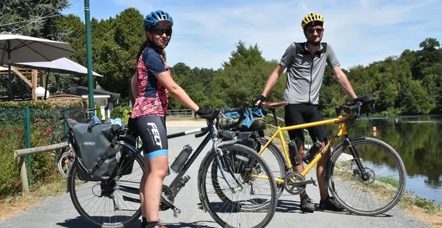 photo  les nantais camille toullec et lucas jarry parcourent la vélo francette avant d’obliquer vers la bretagne.  &copy;  ouest-france 