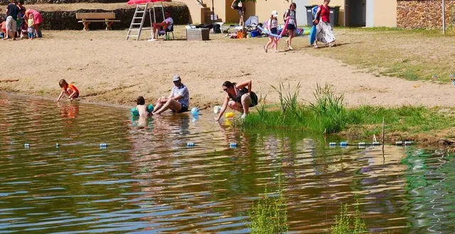 photo  pour se ressourcer dans ce coin du choletais, rien de tel que d’abandonner son véhicule et de longer les deux plans d’eau du site des prés naiteaux.  &copy;  rosalie lesur 