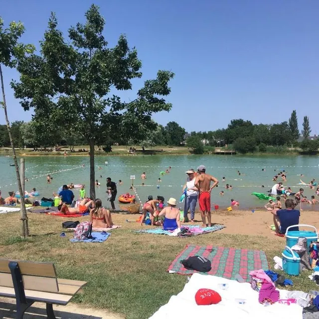 photo à l’étang du petit anjou, la baignade est gratuite et surveillée jusqu’au 28 août, du lundi au vendredi de 13 h 30 à 19 h et les samedis et dimanches de 13 h 30 à 20 h  ©  mairie val-d'erdre-auxence