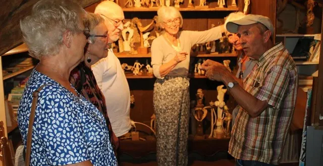 photo  monique audureau, membre de l’association, présente aux visiteurs, dont toni, à droite, des œuvres de gaston floquet, réalisées à partir d’ossements d’animaux retrouvés dans la nature par l’artiste.  &copy;  le maine libre 