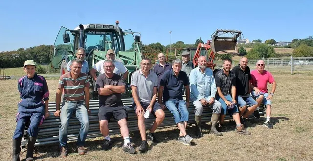 photo  le maire de saint-denis-d’orques, christian berger (en polo bleu marine, au centre), entouré par le président du comité d’animation, daniel françois, et le président du comice, daniel martin, ainsi que des bénévoles, jeudi 18 août 2022, près du plan d’eau de la basse-mercerie.  &copy;  ouest-france 