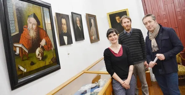 photo  thouars, mercredi 13 avril. sabine blugeon et sébastien maurin, du service patrimoine de la ville, accompagnés par philippe chauveau, adjoint à la culture, devant quelques œuvres « en rouge et noir » de la nouvelle exposition.  &copy;  archives co 
