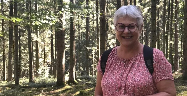 photo  villaines-la-carelle, mercredi 10 août 2022. yvette sourdille, présidente de l’office de tourisme maine saosnois et greeter ici balade dans la forêt de perseigne  &copy;  le maine libre 