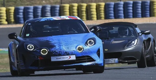photo  bolides rétros comme sportives récentes se côtoient sur la piste du circuit bugatti.  &copy;  le maine libre – denis lambert 