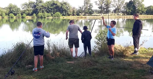 photo  les jeunes pêcheurs utilisent des hameçons sans crochet au bout (appelé ardillon) pour ne pas blesser la carpe avant de la relâcher à l’eau : c’est de la pêche dite de « graciation ».  &copy;  le maine libre 