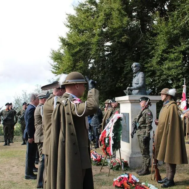 photo hommage des polonais devant le buste du général maczek, le 20 août 2022 à montormel.  ©  ouest-france