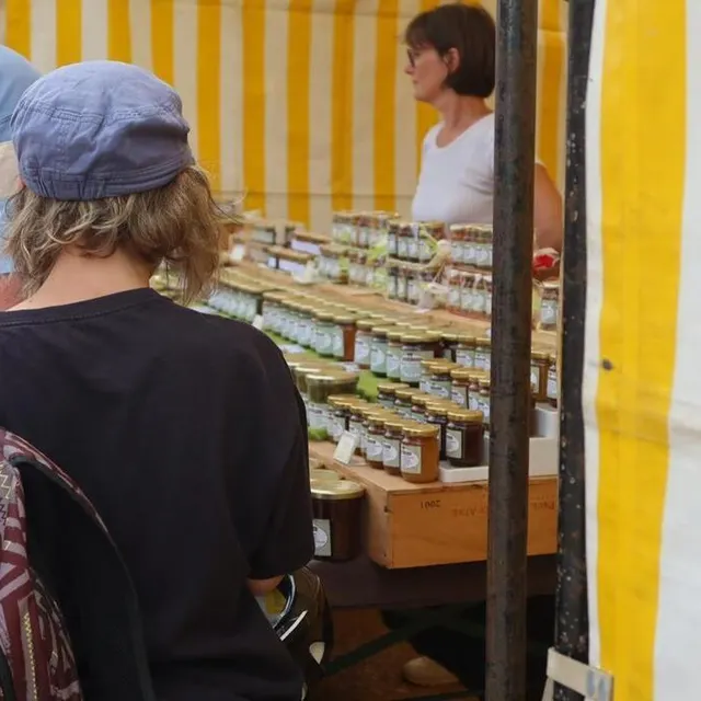 photo les confitures de christine attirent l’œil des curieux avec leurs couleurs chatoyantes.  ©  le maine libre