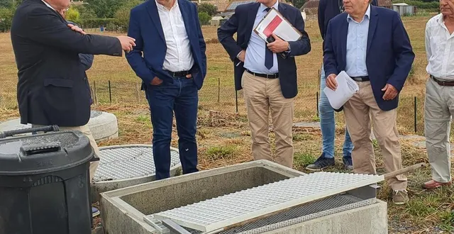 photo  arnault de calonne, maire (bras tendu), présente la station à olivier compain (dossier dans la main gauche) et aux élus.  &copy;  ouest-france 