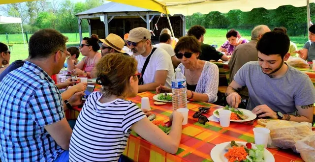 photo  partage d’un repas lors d’une précédente veillée.  &copy;  archives le maine libre 