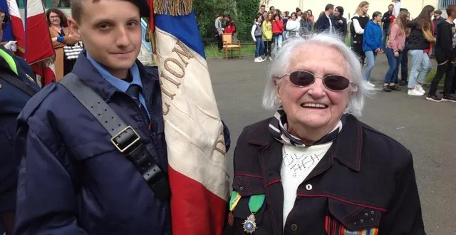 photo  solange alexandre avec gaël ménard, plus jeune porte-drapeau, le 24 mai dernier à nazareth  &copy;  archives le maine libre 
