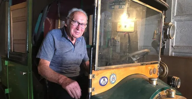 photo  robert dagot, habitant de la flèche, est un mordu de vieilles voitures. il a notamment remis en état un taxi de la marne.  &copy;  ouest-france 