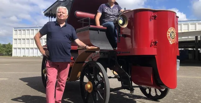 photo  le mans, lycée sud jeudi 7 juillet 2022. christian bellec et stéphane choplain avec la e-mancelle : il a fallu trois années de travail pour réaliser cette réplique.  &copy;  le maine libre 