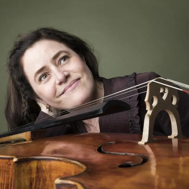 photo emmanuel bertrand sera seule avec son violoncelle du xviiie siècle pour interpréter les « suites » de bach, samedi 27 août.  ©  philippe matsas